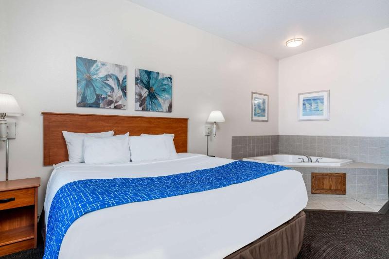 King Suite with Spa Bath image 4