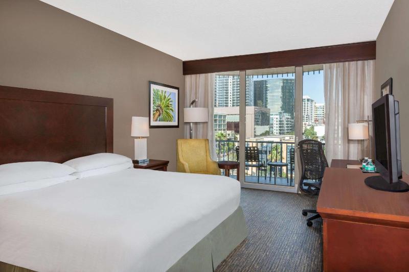 1 King Bed, Superior Room, Skyline View, Non-Smoking image 2