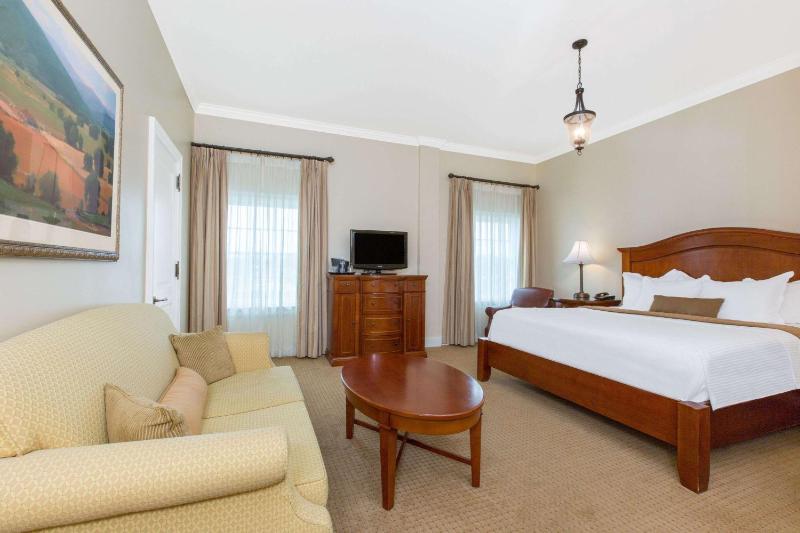 King Room with Sofa Bed - Non-Smoking image 3