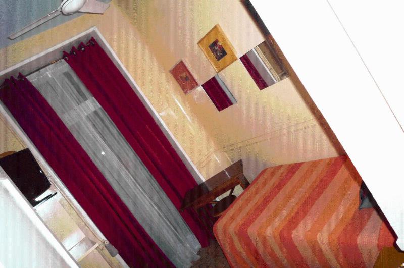 Single Room with Shared Bathroom image 3