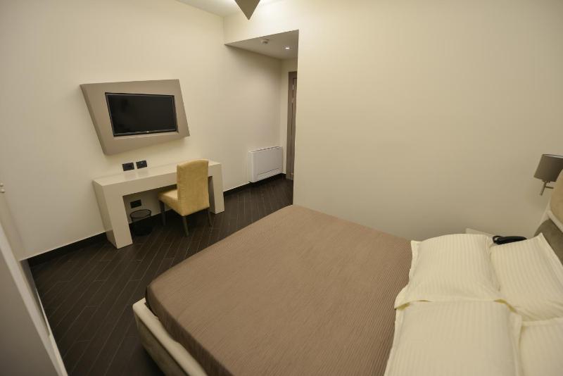Deluxe Room image 3