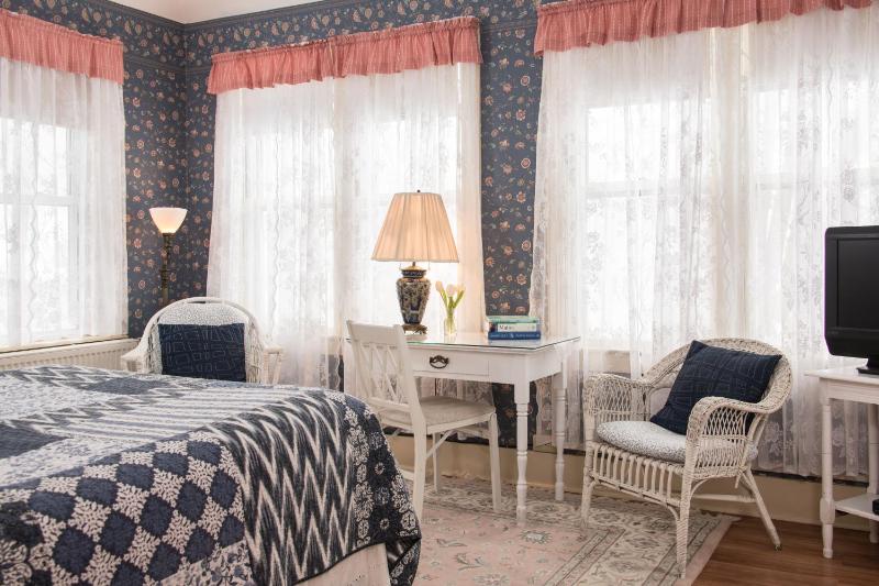 Deluxe Queen Room (Louisburg) image 2