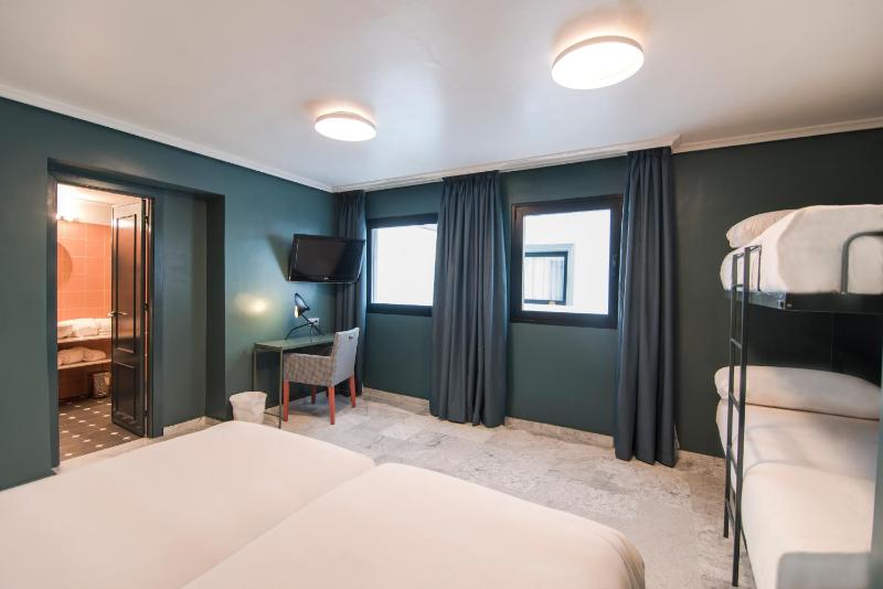 Quadruple Room image 2