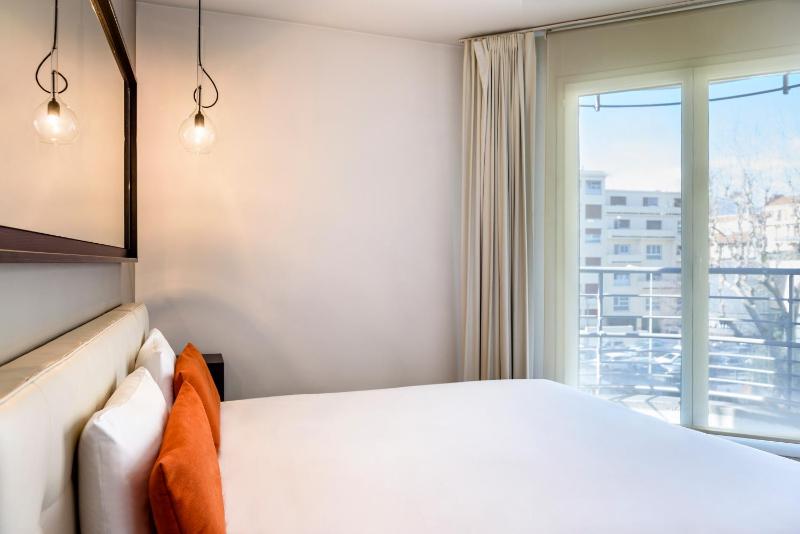 One-Bedroom Apartment image 4