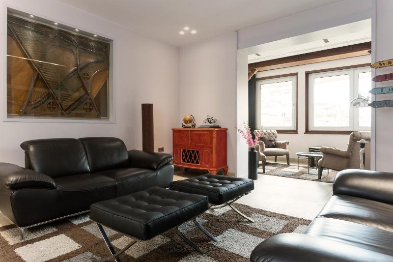 Superior Six-Bedroom Apartment image 4