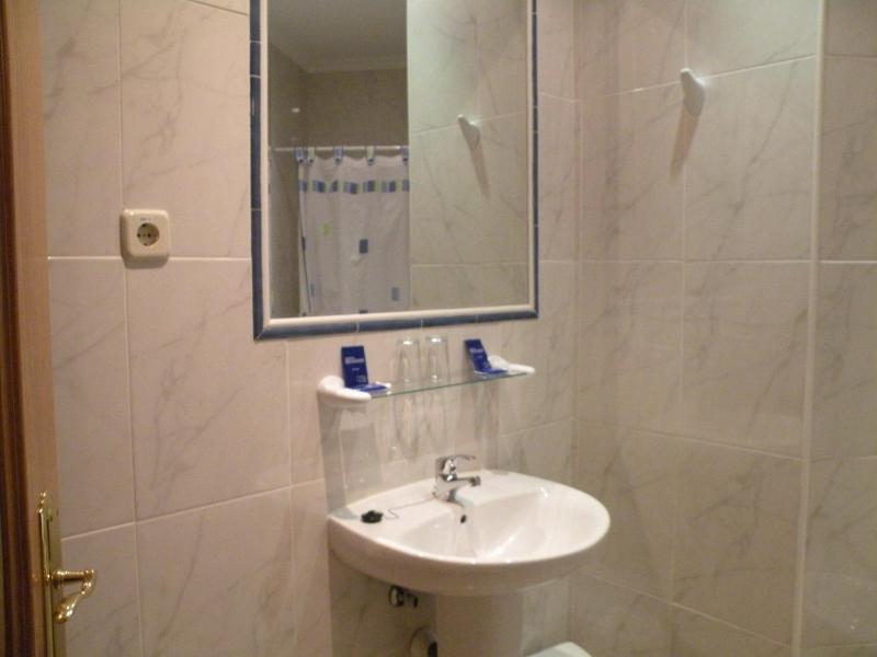 Double or Twin Room image 3