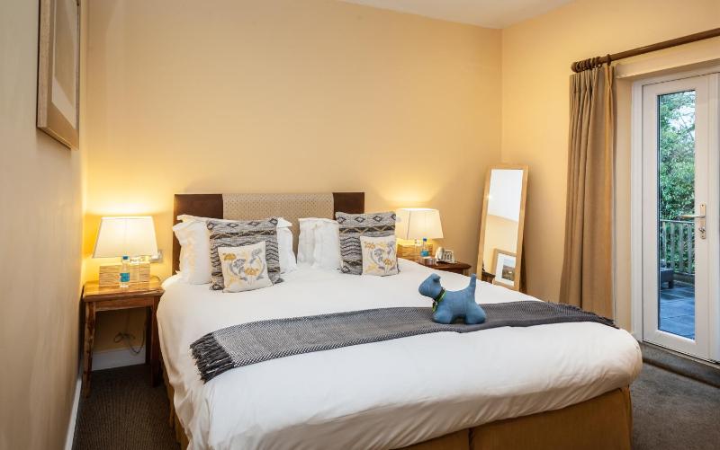 Double Room with Balcony image 2