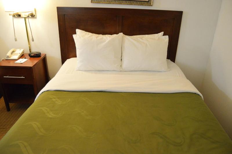 Queen Room with Two Queen Beds - Non-Smoking image 3
