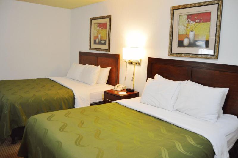 Queen Room with Two Queen Beds - Non-Smoking image 2