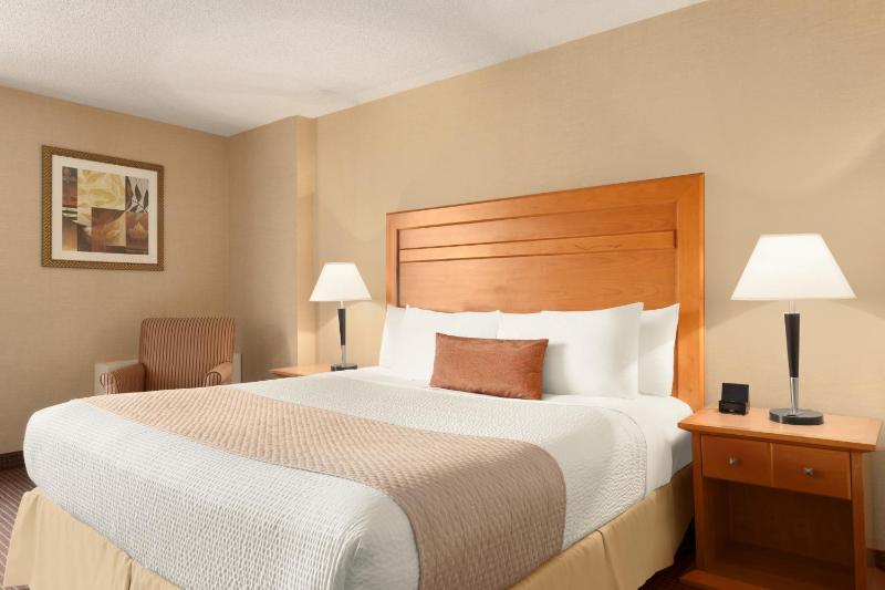 Days Inn by Wyndham Edmonton Downtown - image 6