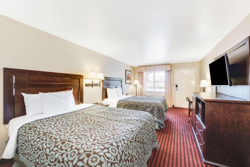 Queen Room with Two Queen Beds - Non-Smoking image 3