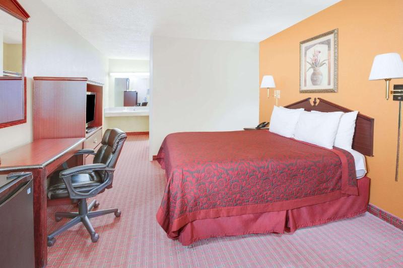 Queen Room - Non-Smoking image 1