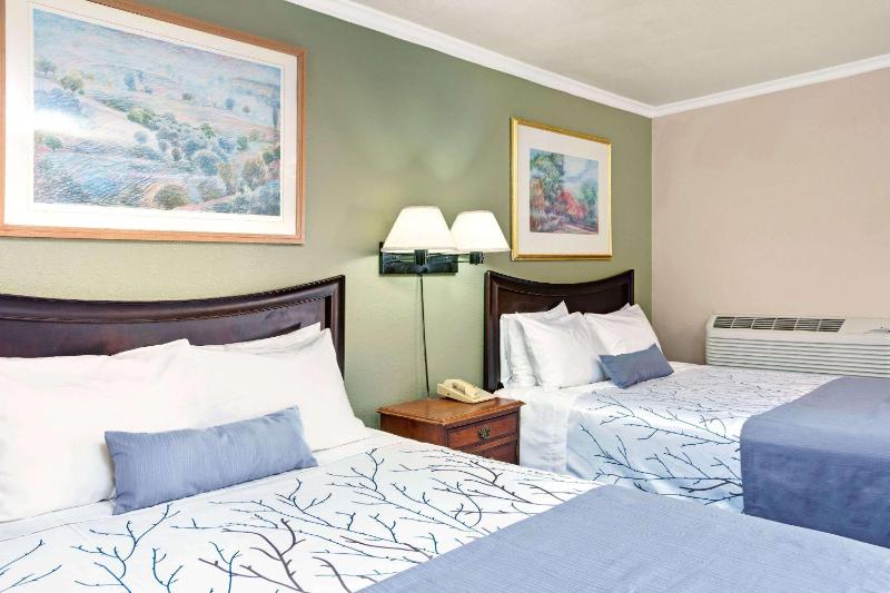 Queen Room with Two Queen Beds - Smoking image 4