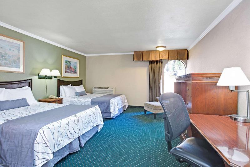 Queen Room with Two Queen Beds - Smoking image 2