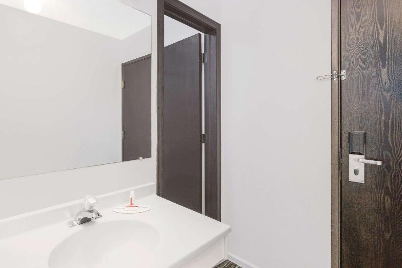 Studio Suite with Three Queen Beds - Non-Smoking image 4