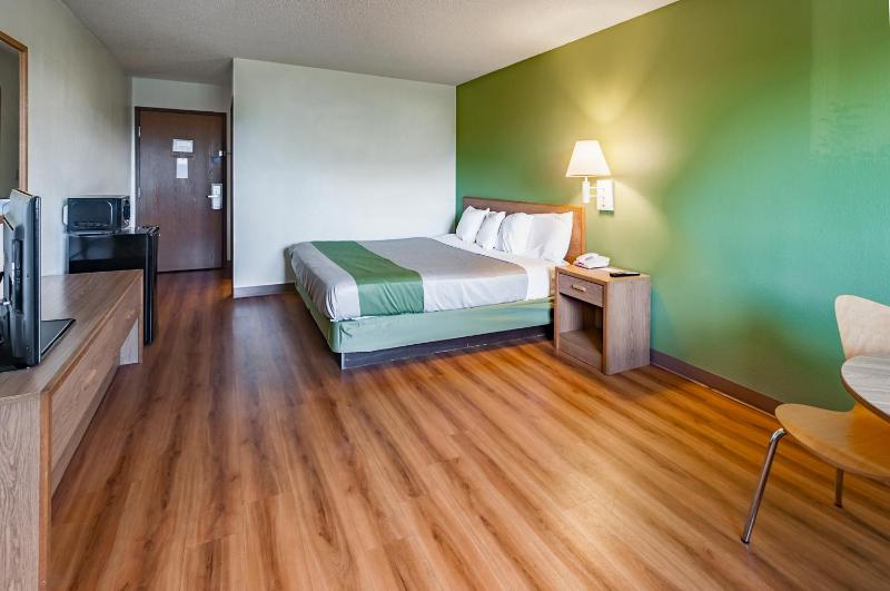 King Room - Non-Smoking image 2