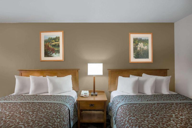 Queen Room with Two Queen Beds - Non-Smoking image 4