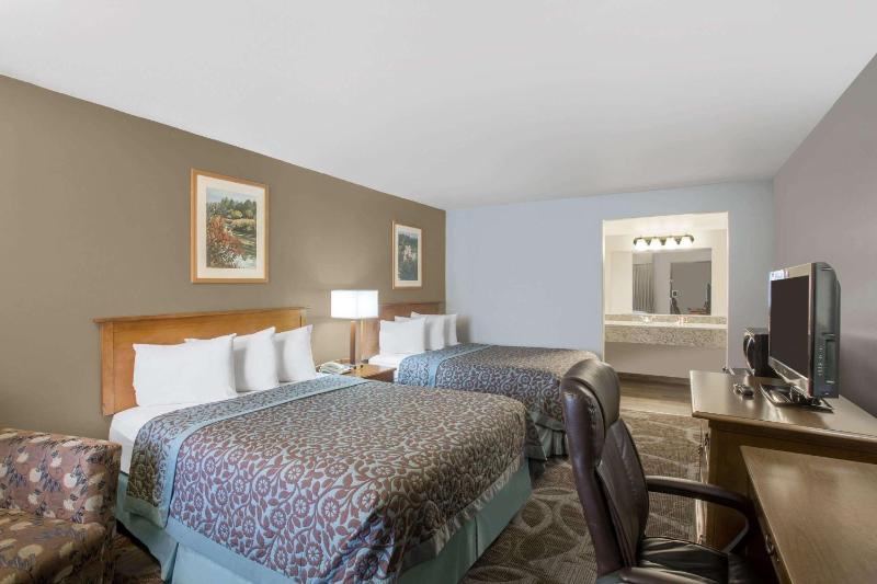 Queen Room with Two Queen Beds - Non-Smoking image 3