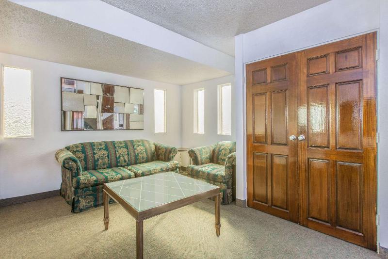 Deluxe King Suite image 3
