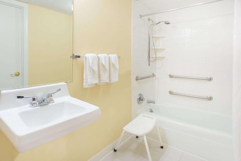 King Room - Mobility Access/Non-Smoking image 2