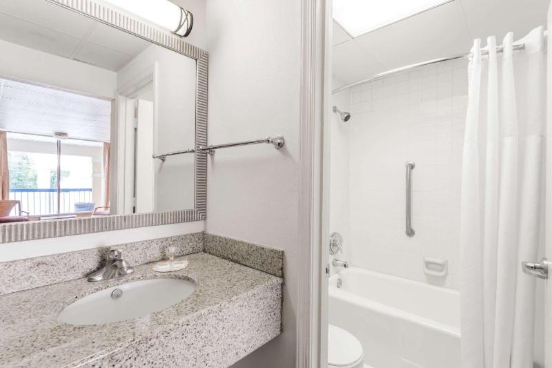 Double Room with Two Double Beds - Smoking image 4
