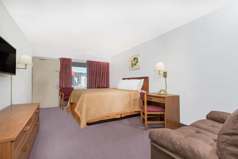 Queen Room - Non-Smoking image 3