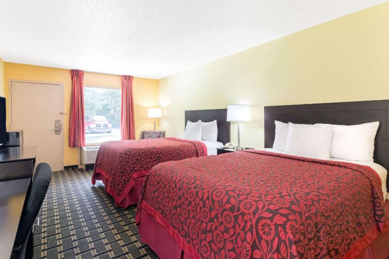 Deluxe Double with Two Double Beds - Smoking image 3