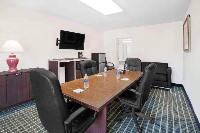 Days Inn by Wyndham Market Center Dallas - image 11