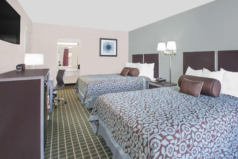 Queen Room with Two Queen Beds - Non-Smoking image 2