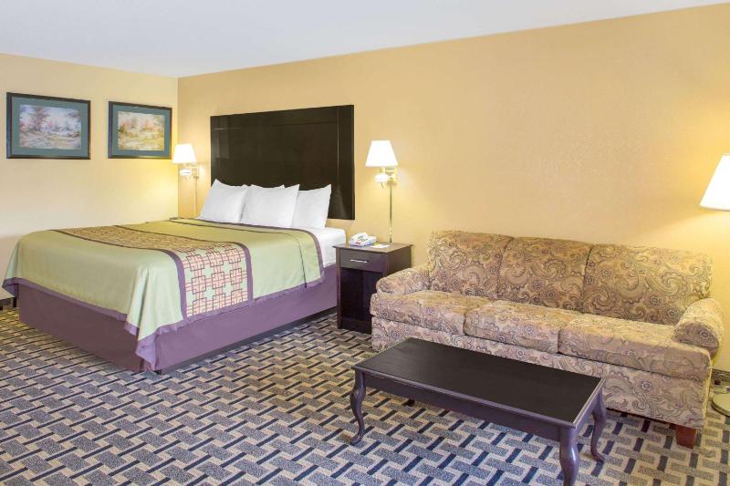 Deluxe King Suite image 4