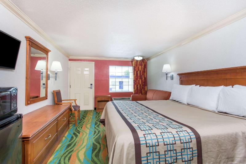 Days Inn by Wyndham Virginia Beach Town Center - image 5