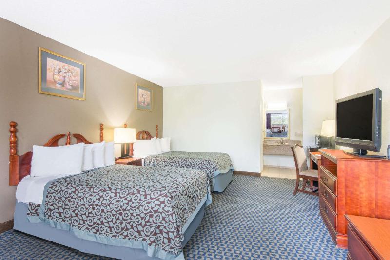 Deluxe Double Room with Two Double Beds - Non-Smoking image 2