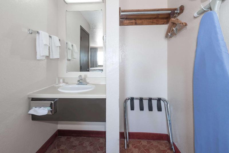 Double Room with Two Double Beds - Non-Smoking image 3