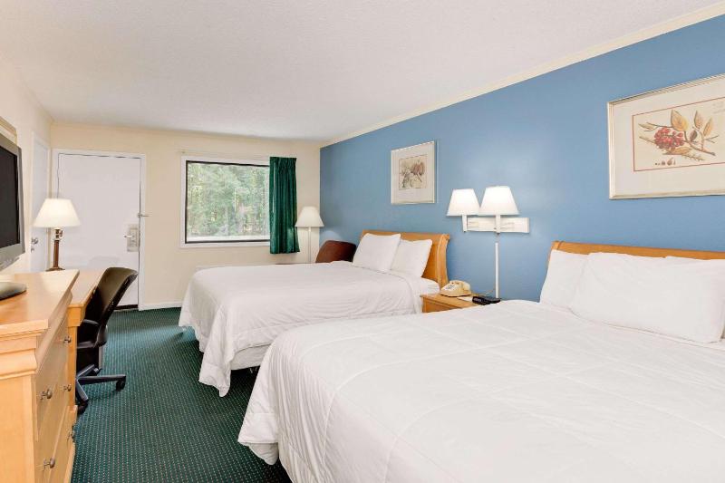 Queen Room with Two Queen Beds - Disability Access/Non-Smoking image 3
