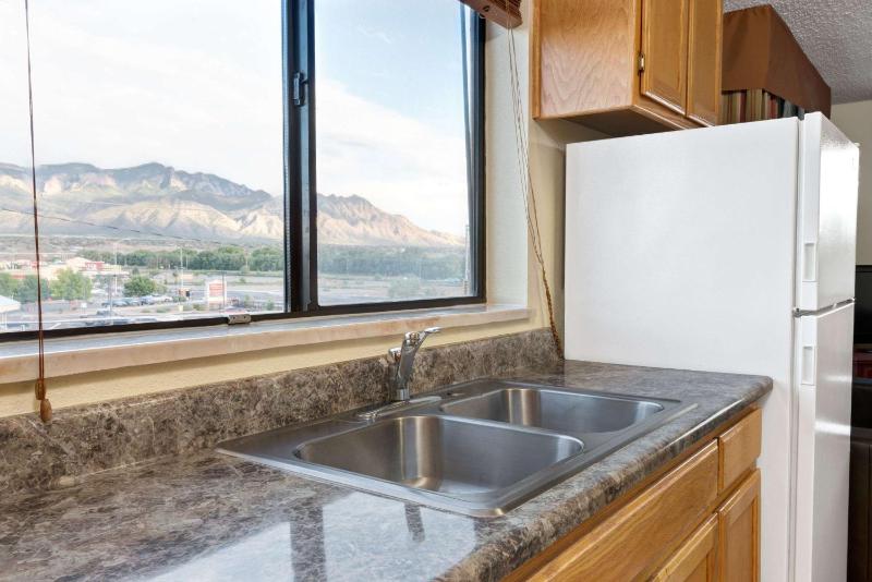 One-Bedroom King Suite - Non-Smoking image 4