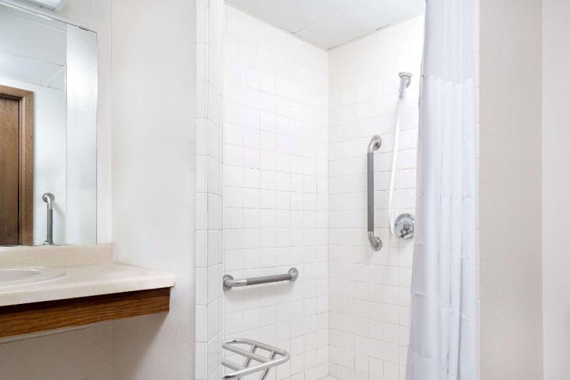 Double Room - Disability Access/Non-Smoking image 3