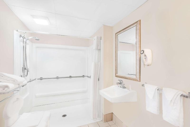 2 Double Beds, Accessible Room, Smoking image 3