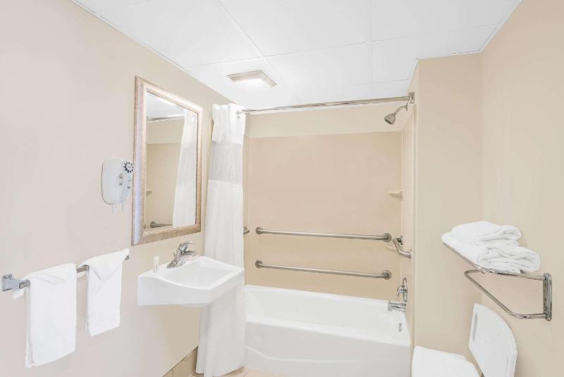 2 Double Beds, Accessible Room, Smoking image 2