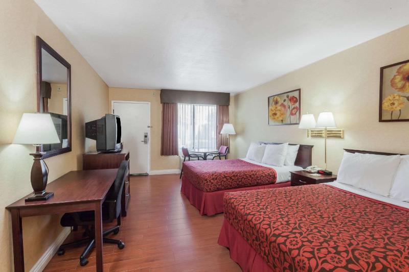 Two Double Beds - Disability Access/Non-Smoking image 4