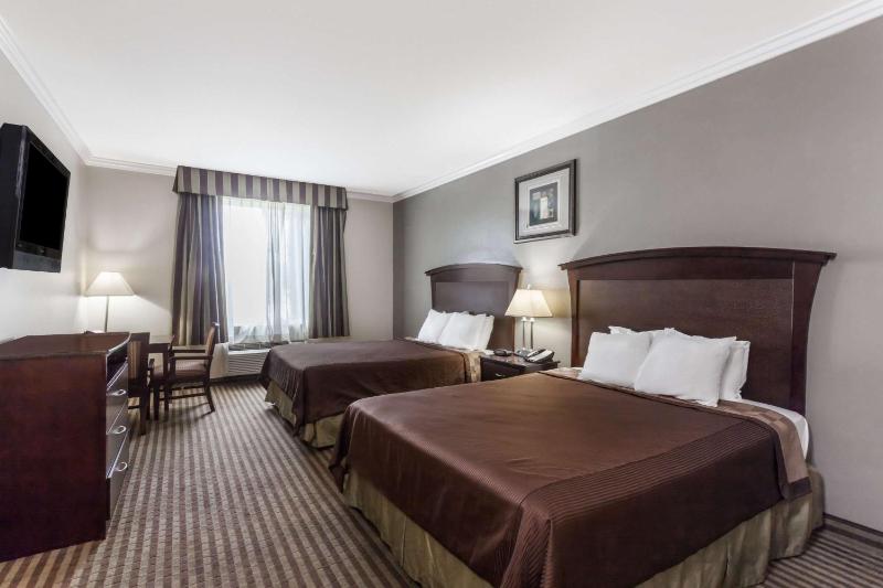 Queen Room with Two Queen Beds - Non-Smoking image 1