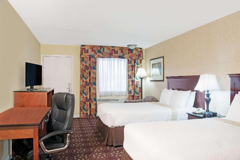 Double Room with Two Double Beds - Smoking image 2