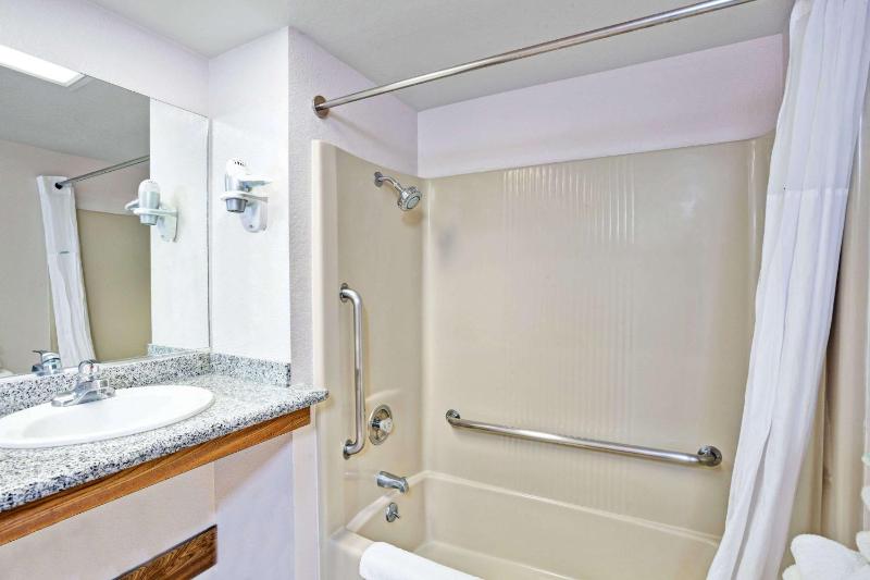 King Room, Disability Access, Non-Smoking image 4