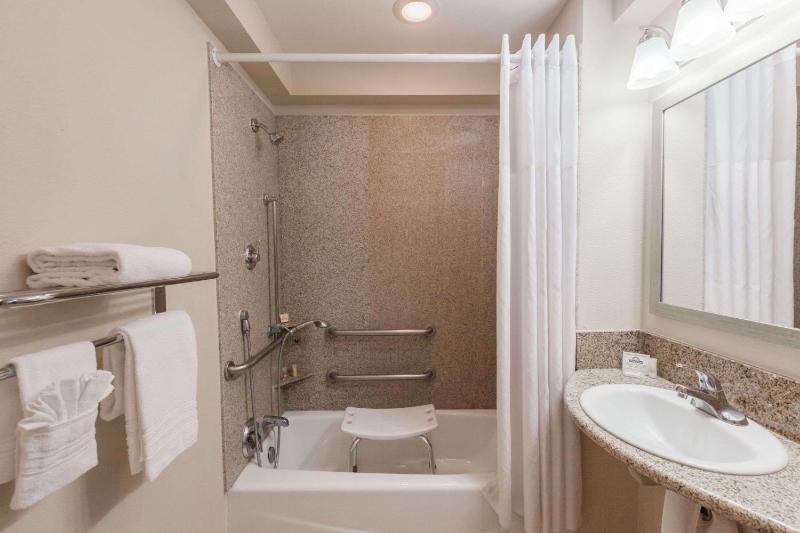 Queen Room with Mobility/Hearing Access - Non-Smoking image 2