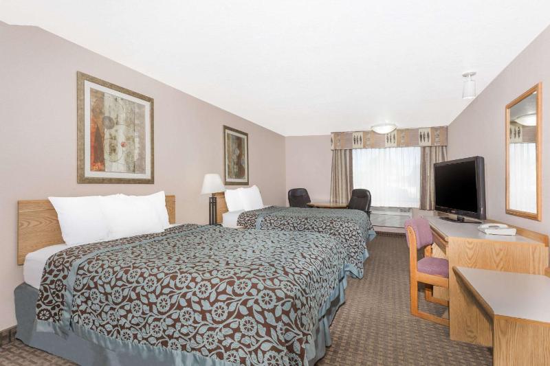 Queen Room with Two Queen Beds - Non-Smoking image 2