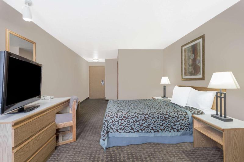 Queen Room - Mobility Access/Non-Smoking image 4