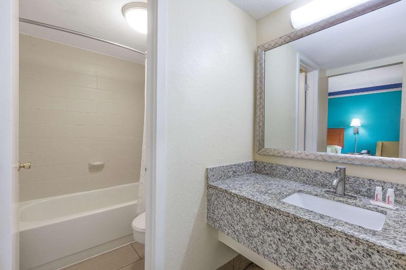 Double Room with Two Double Beds - Smoking image 2