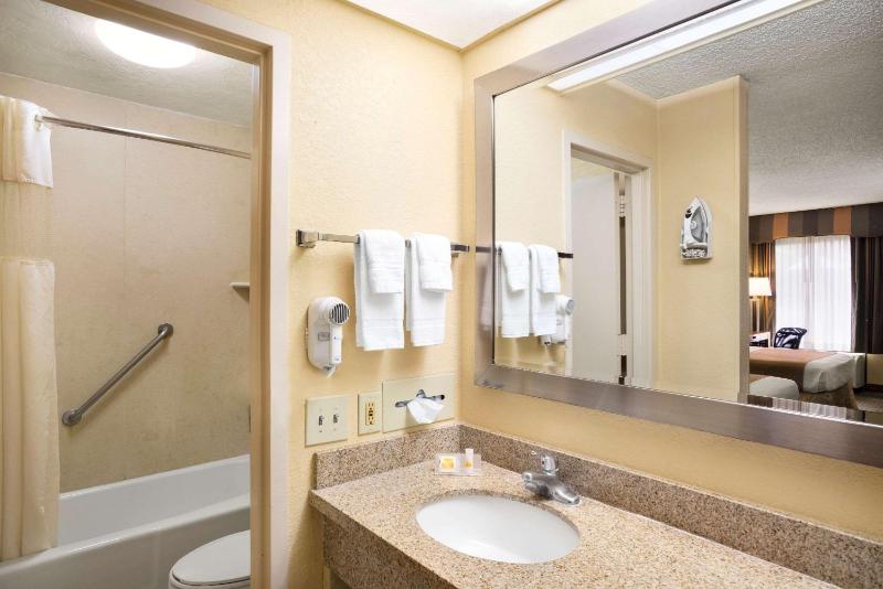 Days Inn by Wyndham Jacksonville Airport - image 11