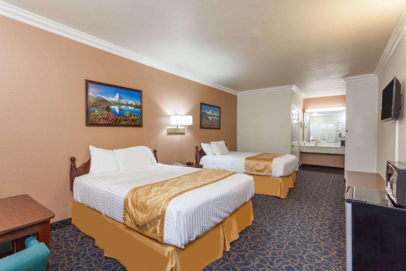 Queen Room with Two Queen Beds - Non-Smoking image 4