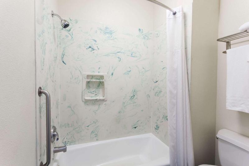 Queen Room (2 Adults) - Non-Smoking  image 3