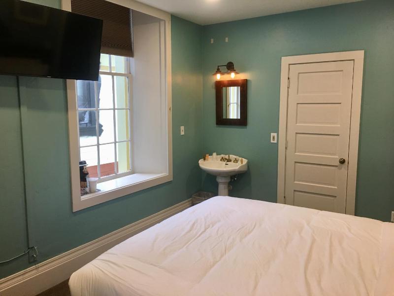 Deluxe King Room image 3